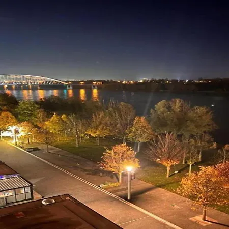 River View Modern Mezzanine Studio براتسيلافا